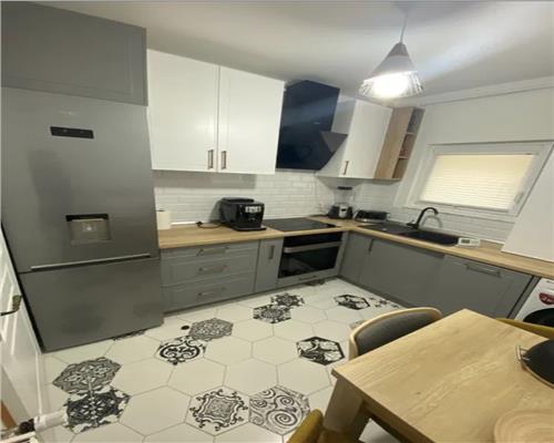 Apartament 2 camere, decomandat, parcare, curte, Borhanci.