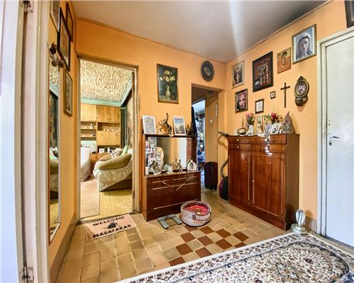 Apartament 4 camere, 2 bai, etaj 2/4, str. Lacul Rosu