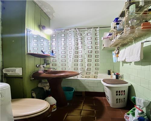 Apartament 4 camere, 2 bai, etaj 2/4, str. Lacul Rosu