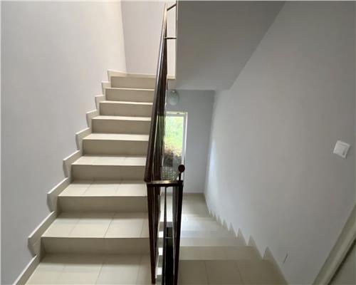 Apartament 3 camere, bloc tip vila, parcare, Andrei Mureșanu.