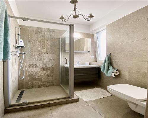 Apartament 3 camere, bloc nou, 2 bai, 2 parcări, zona Semicentrală.