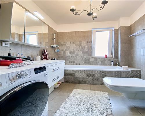 Apartament 3 camere, bloc nou, 2 bai, 2 parcări, zona Semicentrală.