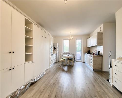 Apartament 3 camere, bloc nou, 2 bai, 2 parcări, zona Semicentrală.