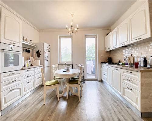 Apartament 3 camere, bloc nou, 2 bai, 2 parcări, zona Semicentrală.