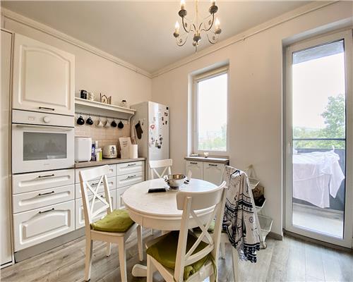 Apartament 3 camere, bloc nou, 2 bai, 2 parcări, zona Semicentrală.
