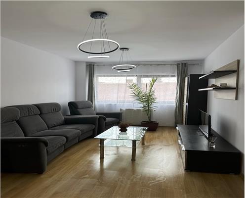 Apartament 3 camere, decomandat,  parcare, zona Centrala.