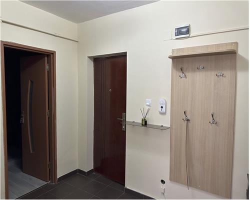 Apartament 3 camere, bloc nou, parcare, zona Semicentrală.