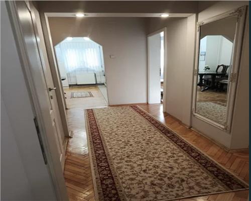 Apartament 3 camere, decomandat, parcare, zona Iulius Mall.