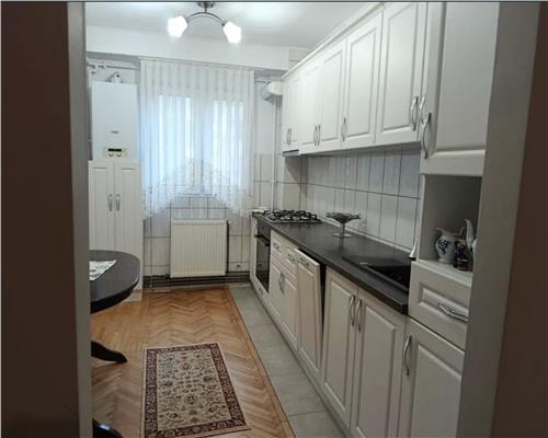 Apartament 3 camere, decomandat, parcare, zona Iulius Mall.